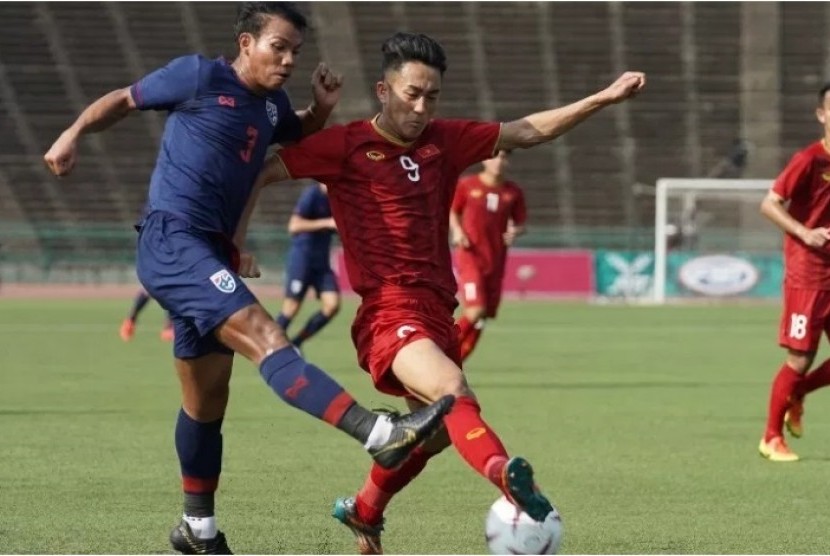 Laga Vietnam (merah) vs Thailand di Grup A Piala AFF U-22.