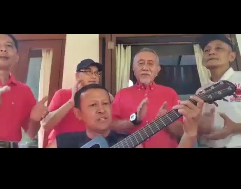 Lagu tentang penembakan polisi yang viral dinyanyikan spontan usai para aktivis Gerakan Anti Korupsi (GAK) merayakan 17an di sebuah rumah di selatan. 