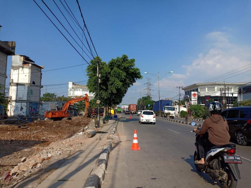 Lahan di pinggir jalan sekitar perempatan Bulak Kapal, Kota Bekasi, untuk pembangunan underpas atau lintas bawah.