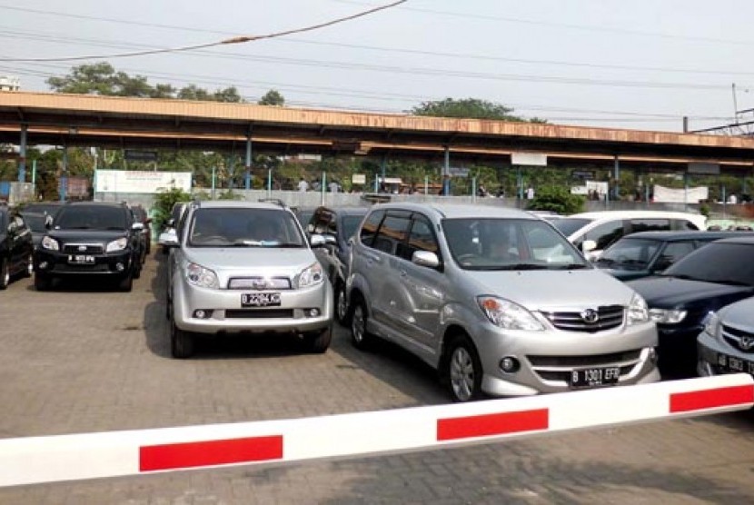 Lahan parkir di Stasiun Pondok Cina