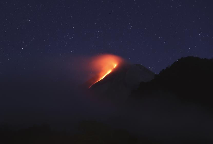 Lahar panas mengalir dari kawah Gunung Merapi, di Sleman, Yogyakarta, Indonesia, Rabu dini hari, 11 Agustus 2021. Gunung tersebut merupakan yang paling bergejolak dari lebih dari 120 gunung berapi aktif di Indonesia. negara, dan merupakan salah satu yang paling aktif di seluruh dunia. 