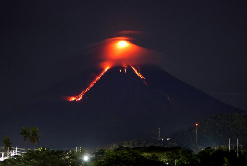 Lahar turun dari kawah Gunung Mayon, seperti terlihat dari Kota Legazpi, Provinsi Albay, 340 kilometer dari selatan Manila, Filipina, Senin (15/1).