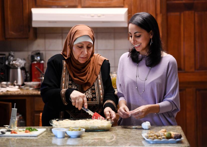 Lahir dan dibesarkan di Amerika Serikat (AS) dari orang tua imigran Palestina, Iman Jodeh (kanan) menorehkan sejarah sebagai wanita Muslim pertama yang memenangkan kursi di legislatif negara bagian Colorado. Jodeh bersama ibunya, Siham Jodeh di rumahnya, 12 November 2020.