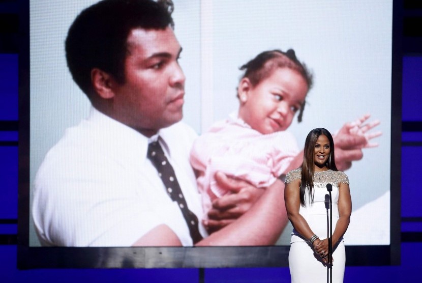 Laila Ali menyampaikan penghormatan atas ayahnya Muhammad Ali di panggung BET Awards. 