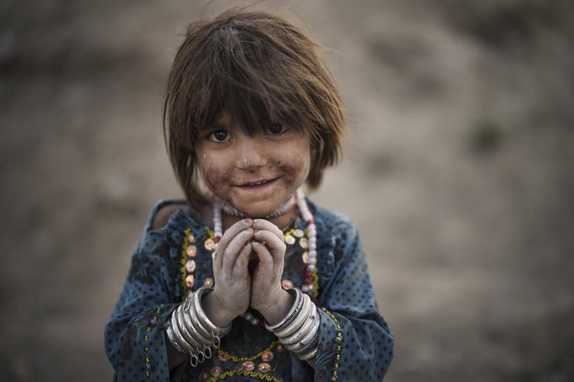 Laila berpose untuk foto saat dia bermain di lingkungan miskin tempat ratusan pengungsi internal dari bagian timur negara itu telah tinggal selama bertahun-tahun, di Kabul, Afghanistan, Senin, 27 September 2021.