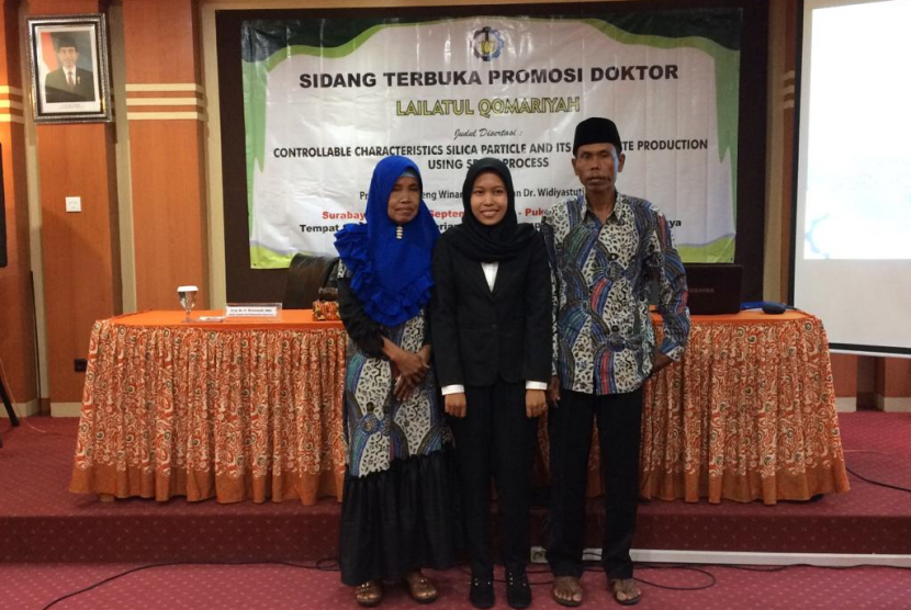 Lailatul Qomariyah, alumnus terbaik ITS, bersama ayah dan ibunya.