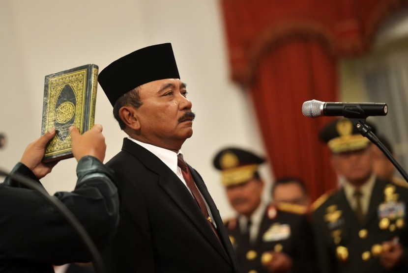 Laksamana Muda TNI Arie Soedewo (kanan) sebagai Kepala Badan Keamanan Laut (Bakamla) yang dipimpin oleh Presiden Joko Widodo di Istana Negara, Jakarta, Selasa (16/3).