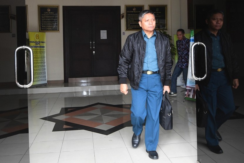 Laksamana Pertama TNI Bambang Udoyo selaku terdakwa meninggalkan pengadilan usai menjalani sidang kasus proyek pengadaan satelit monitoring Bakamla di Pengadilan Militer Tinggi II, Jakarta Timur, Rabu (1/11).