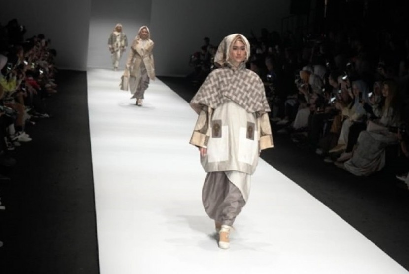 Lala Hanafi tampil dalam Jakarta Fashion Week 2019