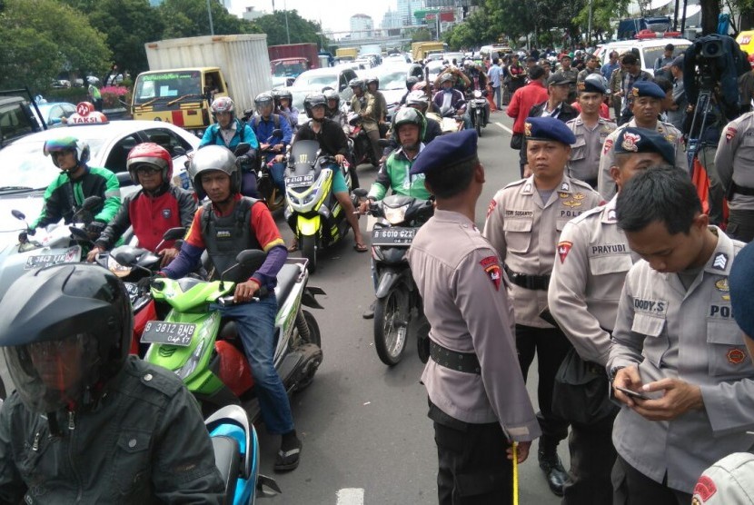 Lalu lintas di depan Gedung Pengadilan Negeri Jakarta Utara mengalami kemacetan.