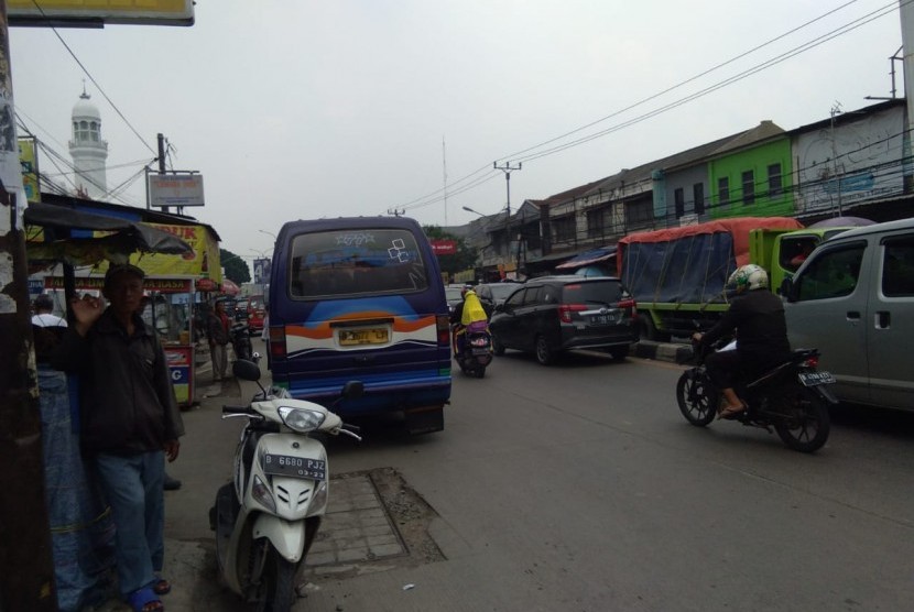  Lalu lintas di Jalan Raya Diponegoro,  Tambun Selatan, Kabupaten Bekasi, (10/4)  yang hampir setiap hari mengalami kemacetan.