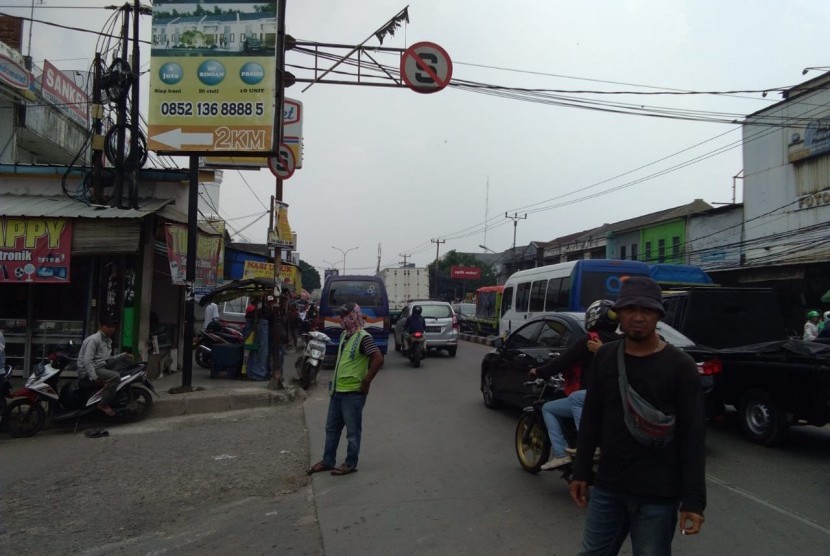  Lalu lintas di Jalan Raya Diponegoro, Tambun Selatan, Kabupaten Bekasi, Jawa Barat.