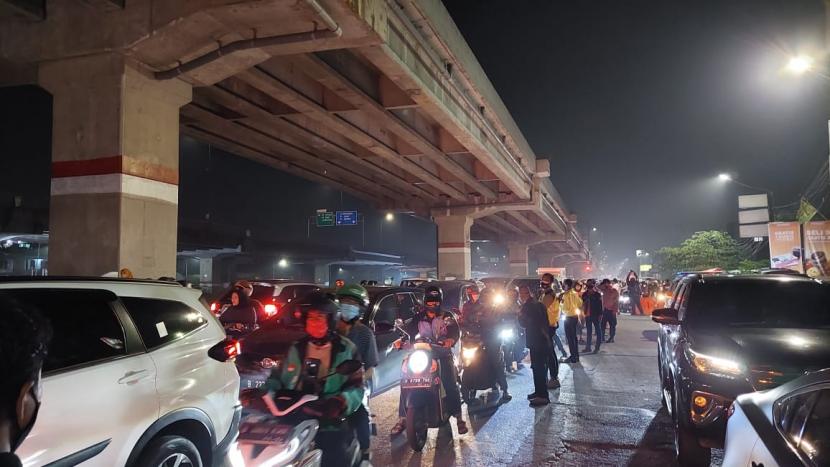 Lalu lintas di Pos Sekat perbatasan Jakarta Timur-Kota Bekasi padat pada malam takbiran, Rabu (12/5).