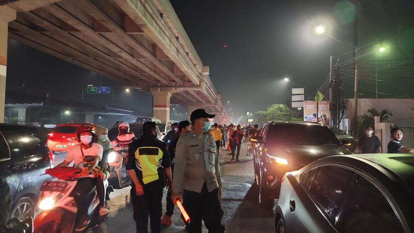 Lalu lintas di Pos Sekat perbatasan Jakarta Timur-Kota Bekasi padat pada malam takbiran, Rabu (12/5).
