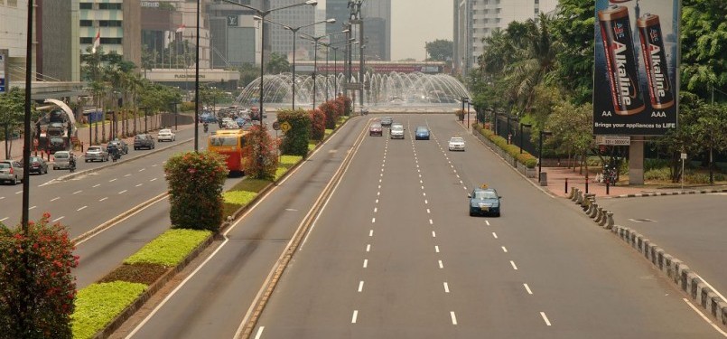 Lalu lintas Jakarta yang sepi jelang lebaran turut memengaruhi pendapatan para sopir bis.