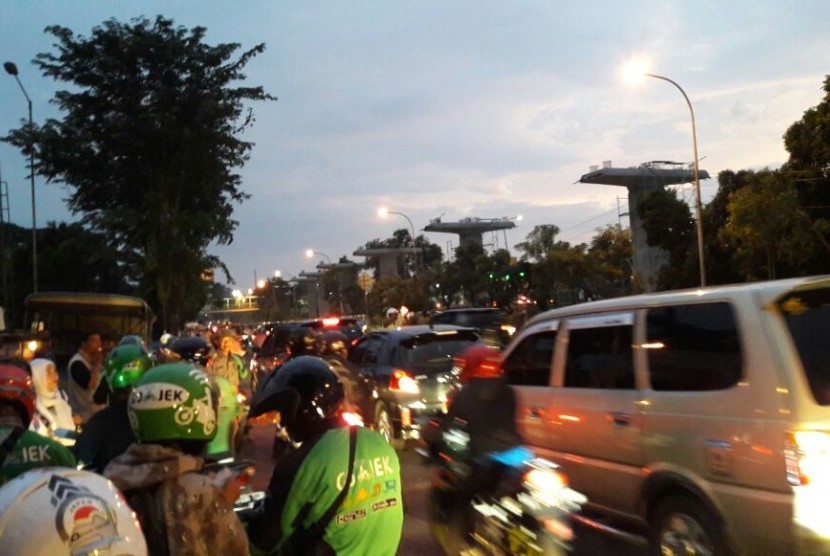 Lalu lintas padat di depan Masjid At-Tin Jakarta Timur menjelang acara Republika Dzikir Nasional 2016, Sabtu (31/12).