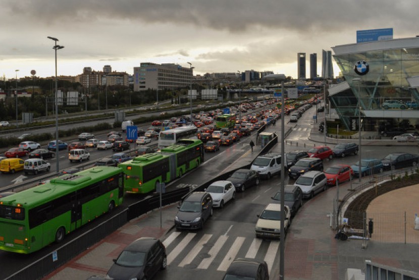 Lalu lintas saat jam sibuk di Madrid, Spanyol.