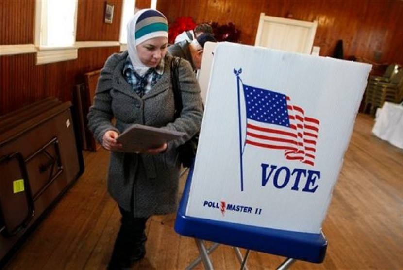 Lama Khatib, wanita asal Suriah yang mendapat naturalisasi 40 hari lalu, bersiap memberikan suara di pemilu pertamanya, 6 November 2012.