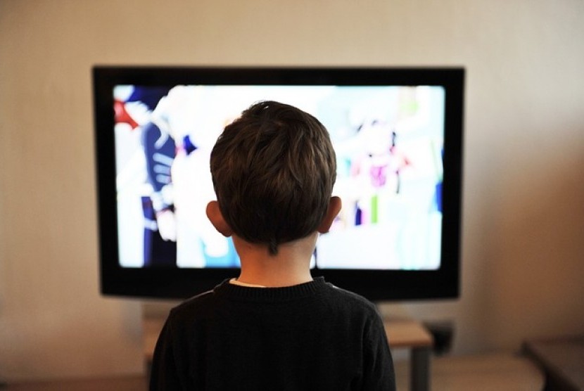 Lama waktu yang dihabiskan anak depan TV ternyata dipengaruhi banyak waktu yang dihabiskan orang tuanya di depan TV.