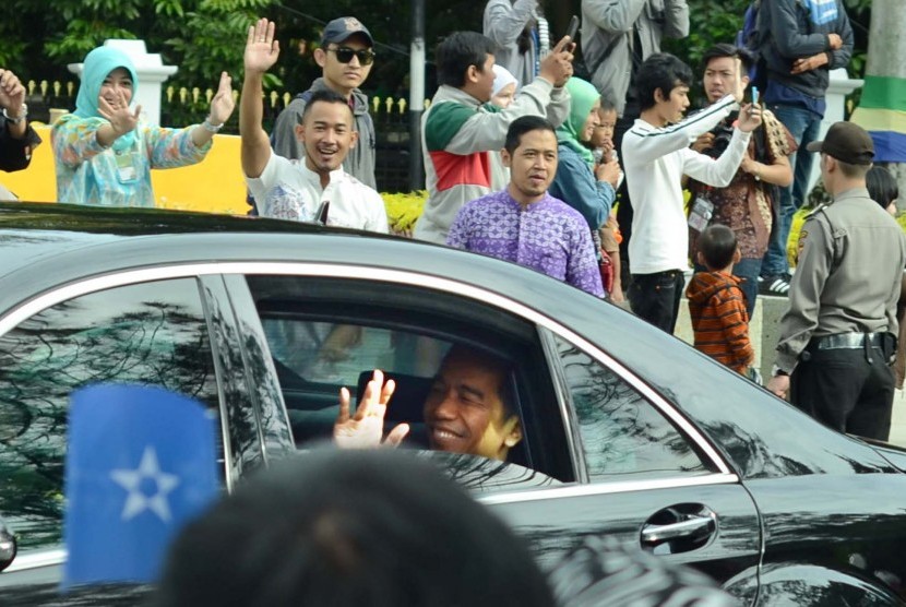Lambaikan Tangan: Presiden RI Joko Widodo (Jokowi) melambaikan tangan kepada warga saat menuju tempat Konferensi Asia Afrika (KAA) ke-60, di Gedung Merdeka, Kota Bandung, Jumat (24/4).  (Republika/Edi Yusuf)
