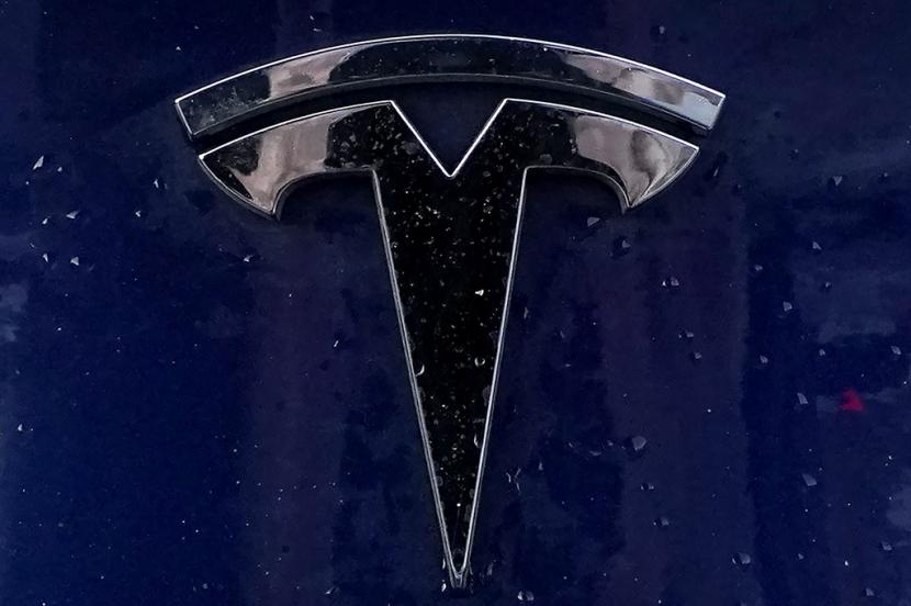 Lambang kendaraan listrik Tesla ditempelkan pada kendaraan penumpang pada Minggu, 21 Februari 2021, di Boston. Tesla mendaftarkan model Model 3 dan Model Y buatan Cina untuk dijual di Kanada.
