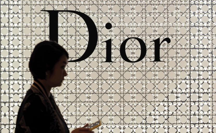 Lambang toko Dior (ilustrasi). Sebuah laporan terbaru mengungkap bahwa sebuah tas mewah Christian Dior yang dijual sekitar Rp 46 juta, diduga hanya menelan biaya produksi Rp 1 juta. 