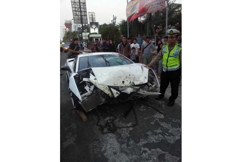Lamborghini nopol B 8 RBY ringsek akibat bertabrakan dengan sepeda motor nopol B 6298 SWI terjadi di Jl Boulevard Barat, Kelapa Gading, Jakarta Utara, Sabtu (6/9).