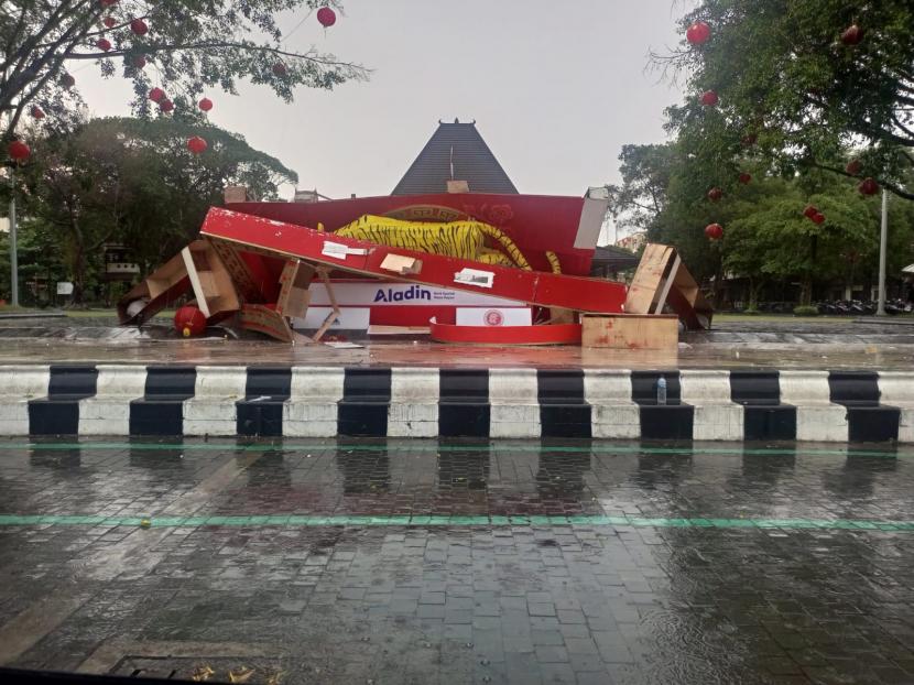 Lampion shio macan beserta papan dekor di depan Balai Kota Solo ambruk lantaran hujan disertai angin pada Selasa (1/2). 