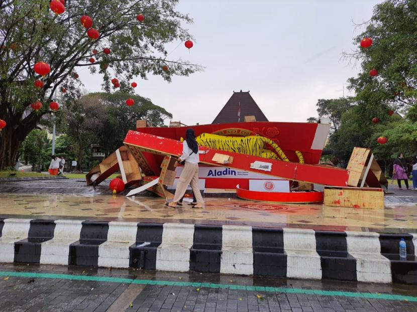 Lampion shio macan beserta papan dekor di depan Balai Kota Solo ambruk lantaran hujan disertai angin pada Selasa (1/2). 