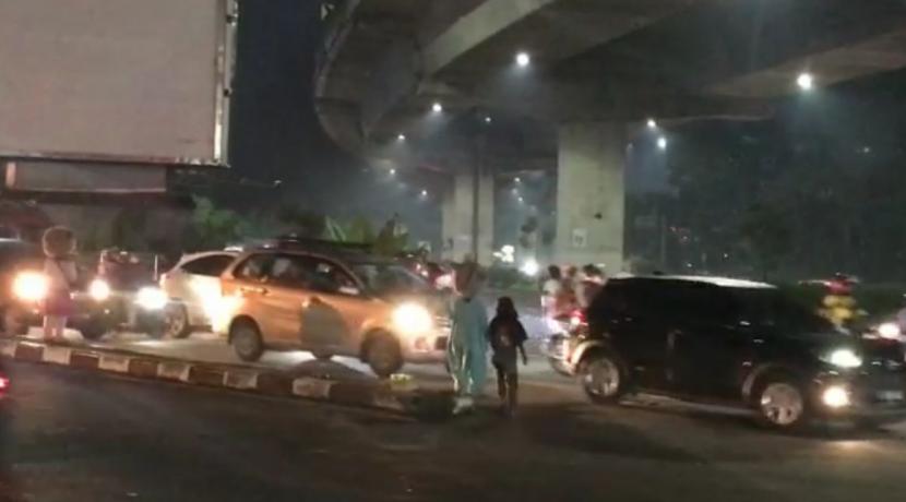 Lampu lalu lintas di Simpang Yasmin, Jalan Kedung Badak, Kecamatan Tanah Sareal, Kota Bogor mati. Akibatnya arus lalu lintas di pertigaan tersebut tidak tertata, bahkan pengamen badut yang ada di kawasan tersebut sempat membantu mengatur lalu lintas.