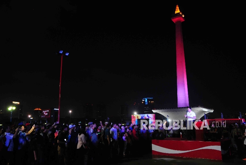 Lampu LED menyinari ikon Jakarta, Monas.