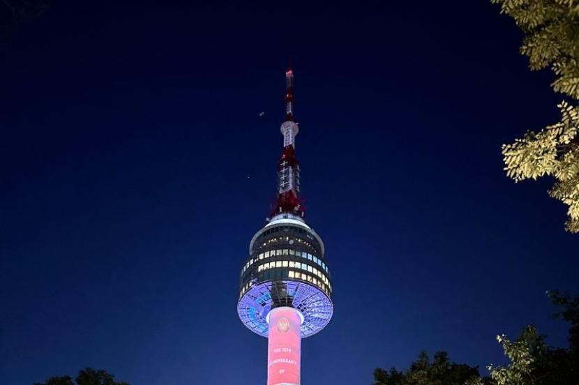 Lampu merah putih menghiasi Menara Samsan dan Balai Kota Seoul untuk memeriahkan peringatan HUT ke-78 RI.