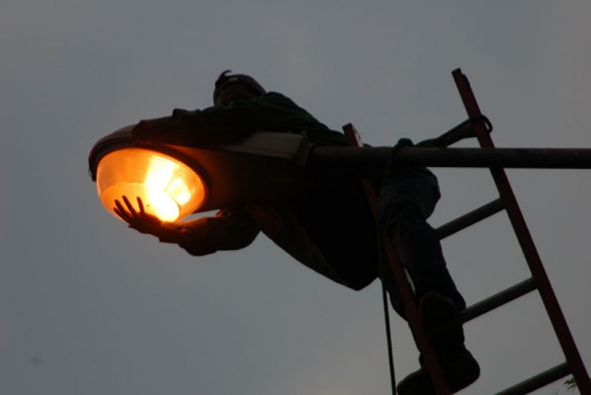Lampu penerangan jalan umum. Semua lampu penerangan jalan umum di Jember dimatikan untuk membatasi mobilitas masyarakat selama PPKM darurat.