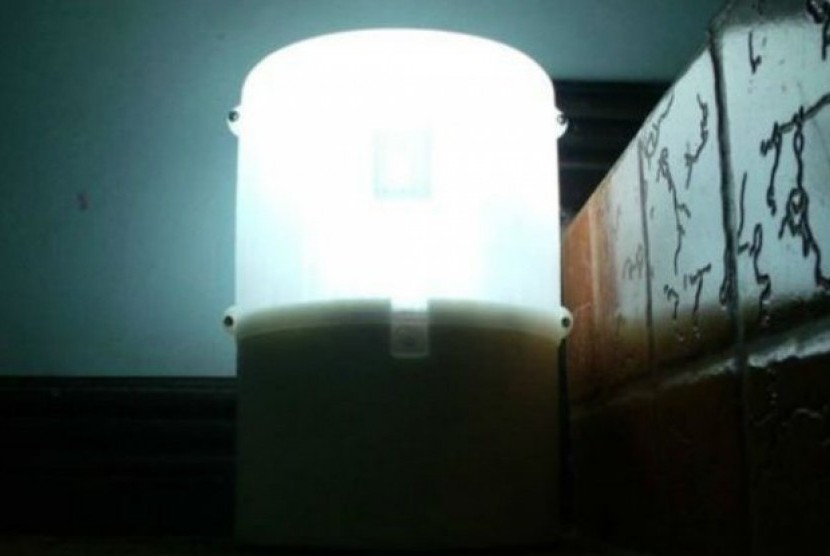 Lampu SALt yang bisa menyala dengan air garam.