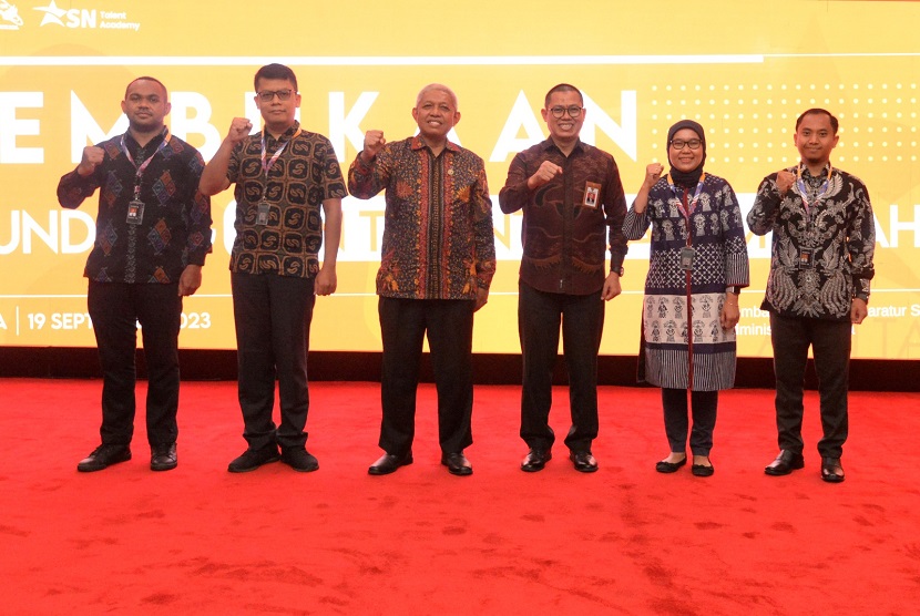 LAN melalui program ASN Talent Academy berupaya untuk melahirkan kader pemimpin birokrasi yang bertalenta dalam menjawab tantangan visi indonesia emas 2045 mendatang