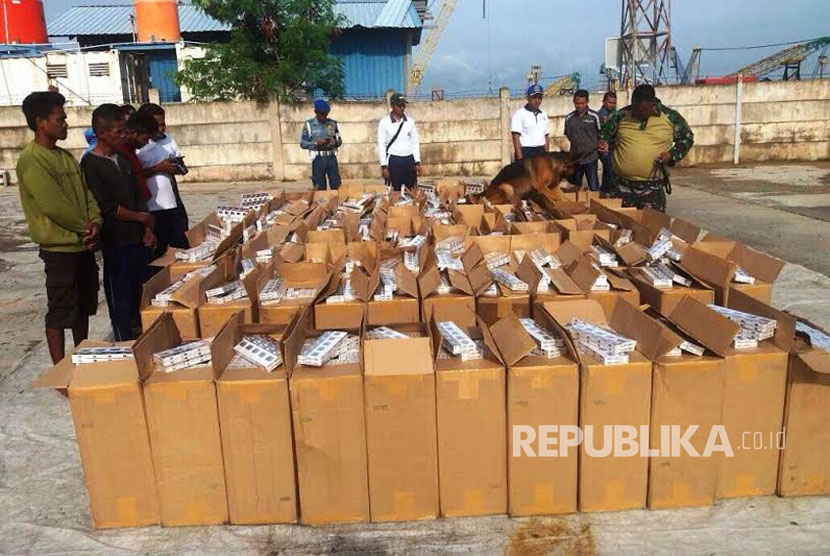 Lanal Batam menangkap dan mengamankan sebuah speed boat tanpa nama pembawa rokok tanpa cukai sebanyak 125 box (10.000 Slop), di perairan Tanjung Cakang Pulau Galang, Kepulauan Riau, Senin (3/4).r