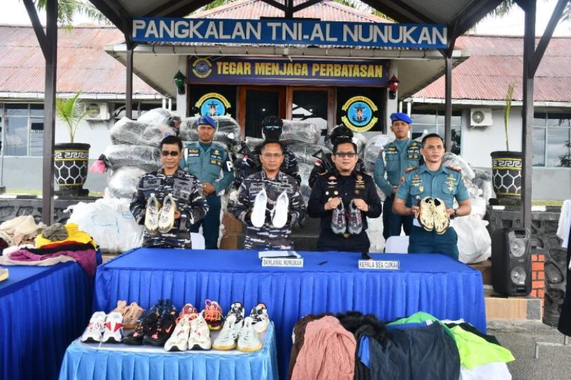 Lanal Nunukan menggagalkan penyelundupan 50 karung ballpres ilegal asal Tawau, Malaysia melalu jalur darat.