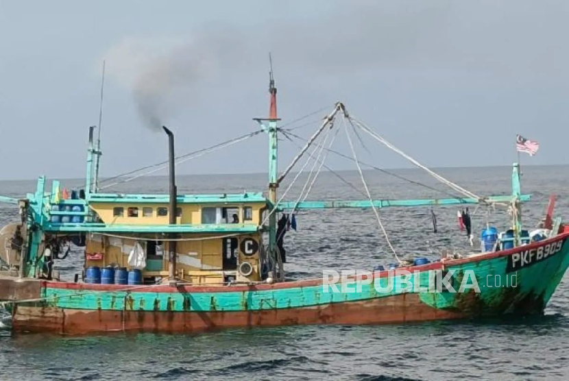 Lanal Tanjung Balai menangkap kapal berbendera Malaysia yang melakukan pencurian ikan di peraian Indonesia.