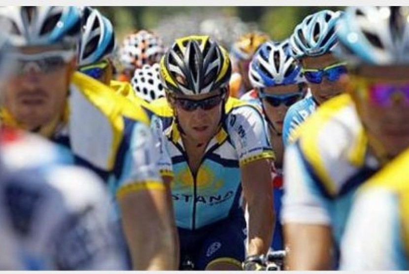 Lance Amstrong (tengah) saat berkompetisi di balap sepeda Tour de France ke-96 pada 2009 lalu