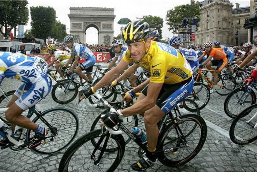 Lance Armstrong (tengah)