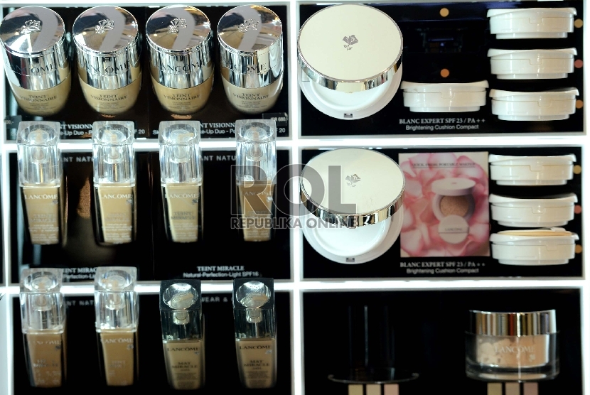 Lancome Blanc Expert Cushion Compact saat diluncurkan oleh Lancome Indonesia di Jakarta, Rabu (30/9). Seperti produk skincare makeup pada umumnya, Blanc Expert Cushion Compact juga diperkaya dengan berbagai formula untuk merawat kulit. Salah satunya perlin