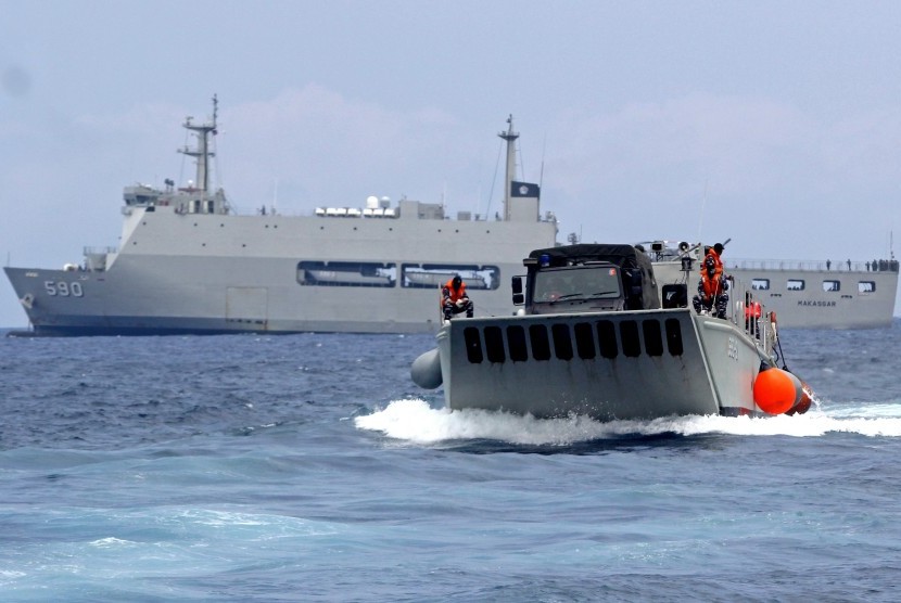 Landing Craft Utility (LCU) mengangkut Prajurit Korps Marinir menuju Kona, Big Island, Hawaii, Amerika Serikat, Rabu (12/7).