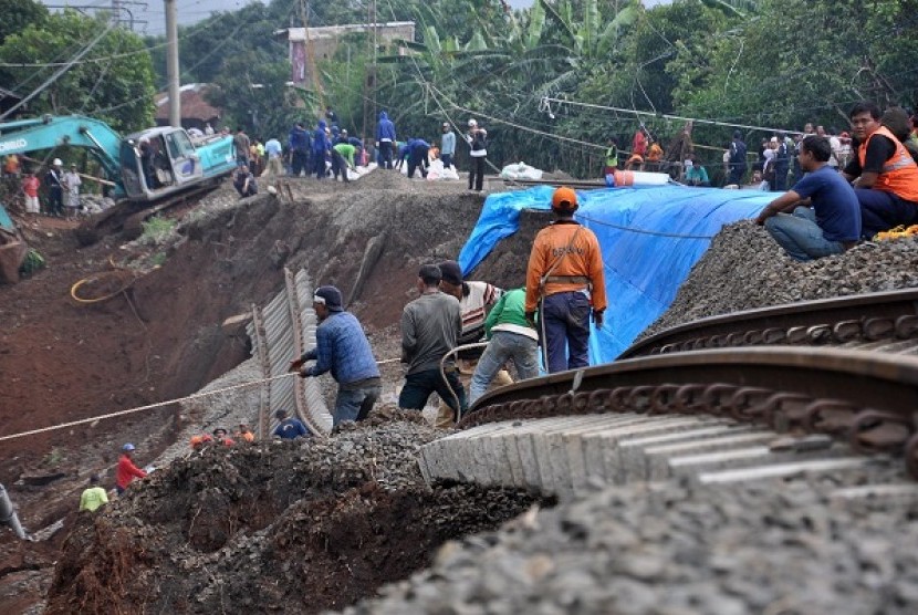 Landslide in Bogor disrupts commuterlines for at least 21 day. The picture is taken on Thursday.   