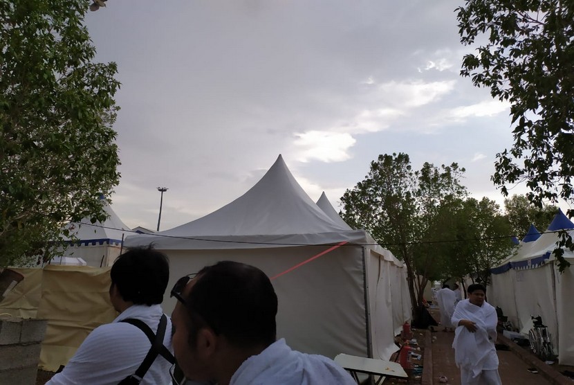     Langit Arafah tampak mendung dan berawan gelap, Sabtu (10/8).
