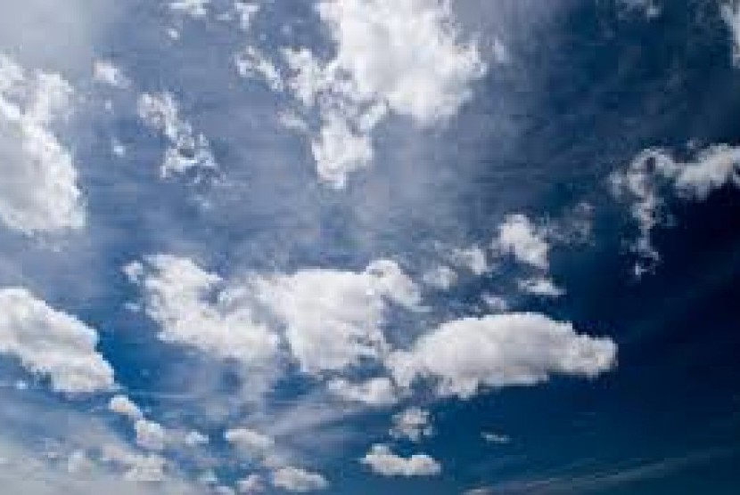  Istilah rezeki turun dari langit disebutkan dalam Alquran. Foto:  Langit berawan/ilustrasi