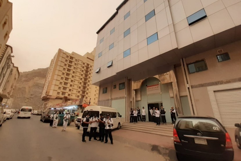 Langit di atas Kantor PPIH Arab Saudi Daker Makkah terlihat mendung menjelang kedatangan jenazah KH Maimoen Zubair, Selasa (6/8).