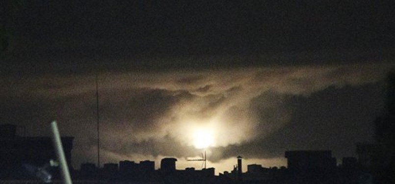 Langit Kota Tripoli menyala di malam hari akibat ledakan hebat mengguncang kota tersebut.