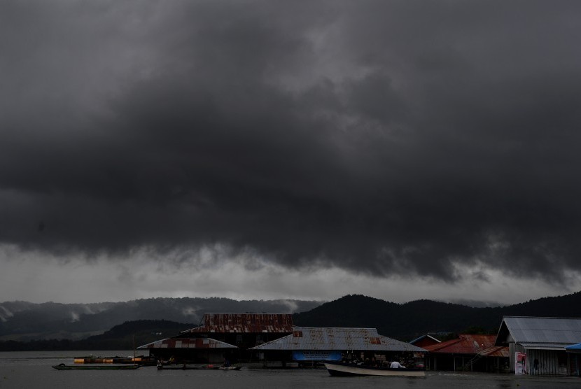Langit mendung terlihat di atas Kampung Yoboi, Danau Sentani, Sentani, Jaya Pura, Papua, Jumat (22/3/2019). 