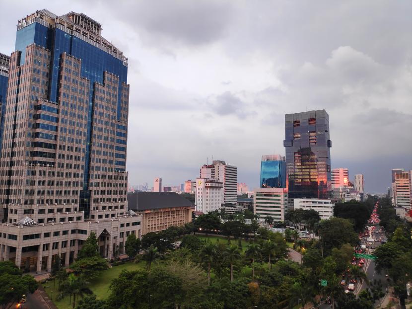 Langit sore di Jakarta Pusat. Kebijakan WFH dan intensitas curah hujan memperbaiki kualitas udara Jakarta.