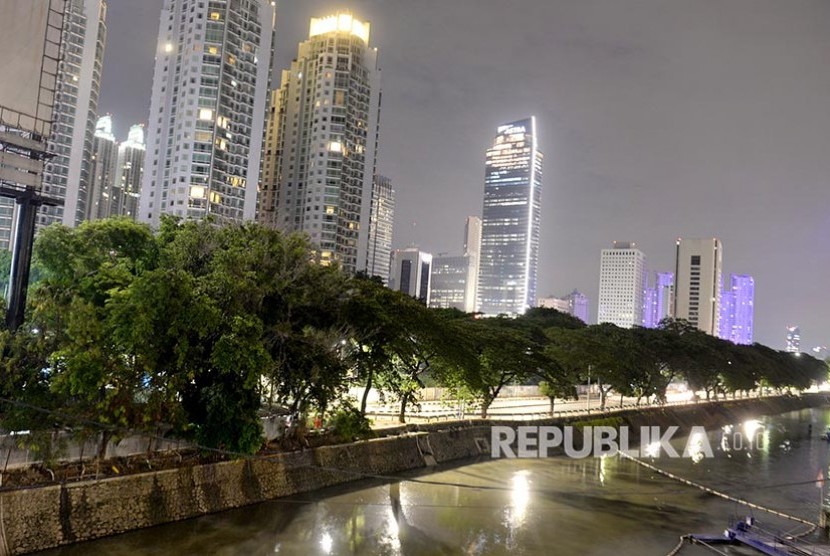 Lansekap kota Jakarta tampak berbeda di saat tengah malam.